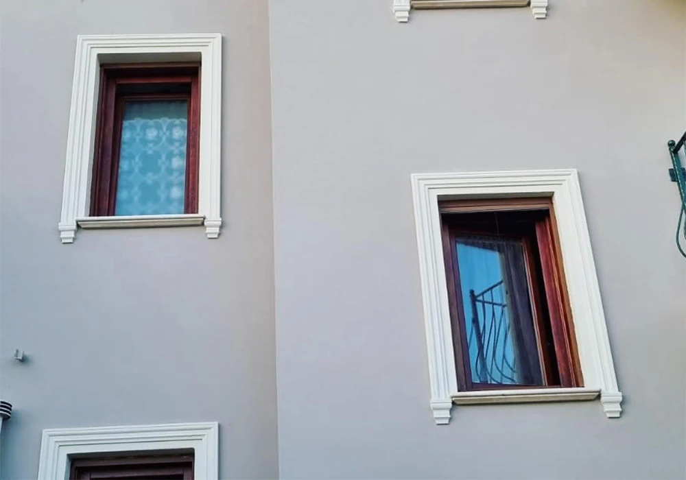 Poliemme - Cornici resinate per contorno porte e finestre con capitello finale realizzate su misura e con tagli 45 gradi pronte al montaggio e alla colorazione