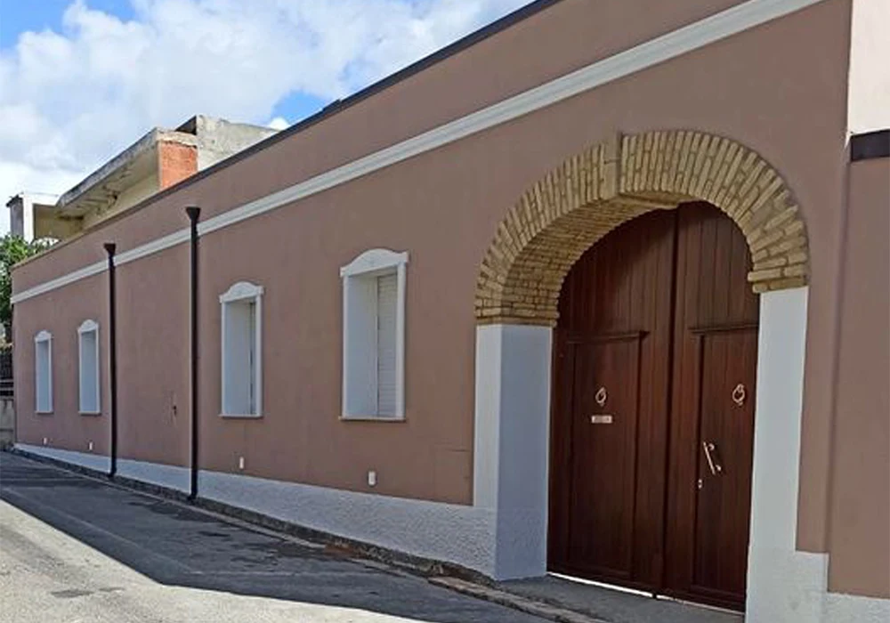 Poliemme - Facciata decorata con applicazione marcapiano e cornici bordo finestra in polistirolo con trattamento in resina pesante per esterno